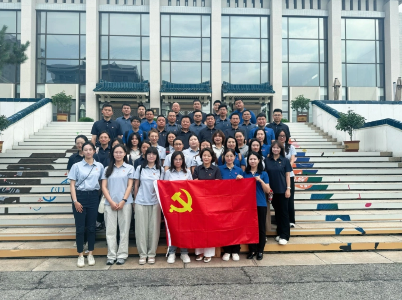 銘記歷史，砥礪前行—— 中建材信息各黨支部開展《南京照相館》觀影活動(dòng)